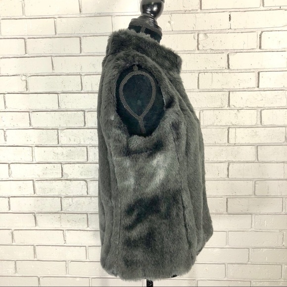 Banana Republic Women’s Faux Fur Vest - Picture 4 of 9